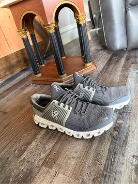 On Cloud Running Men’s Athletic Shoes in Dark Gray with White Soles size 9.5